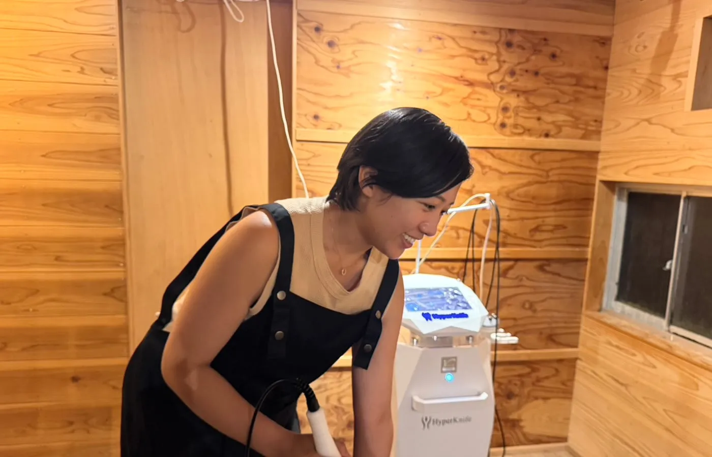 ハイパーナイフの施術ヘッドを持つ施術担当者